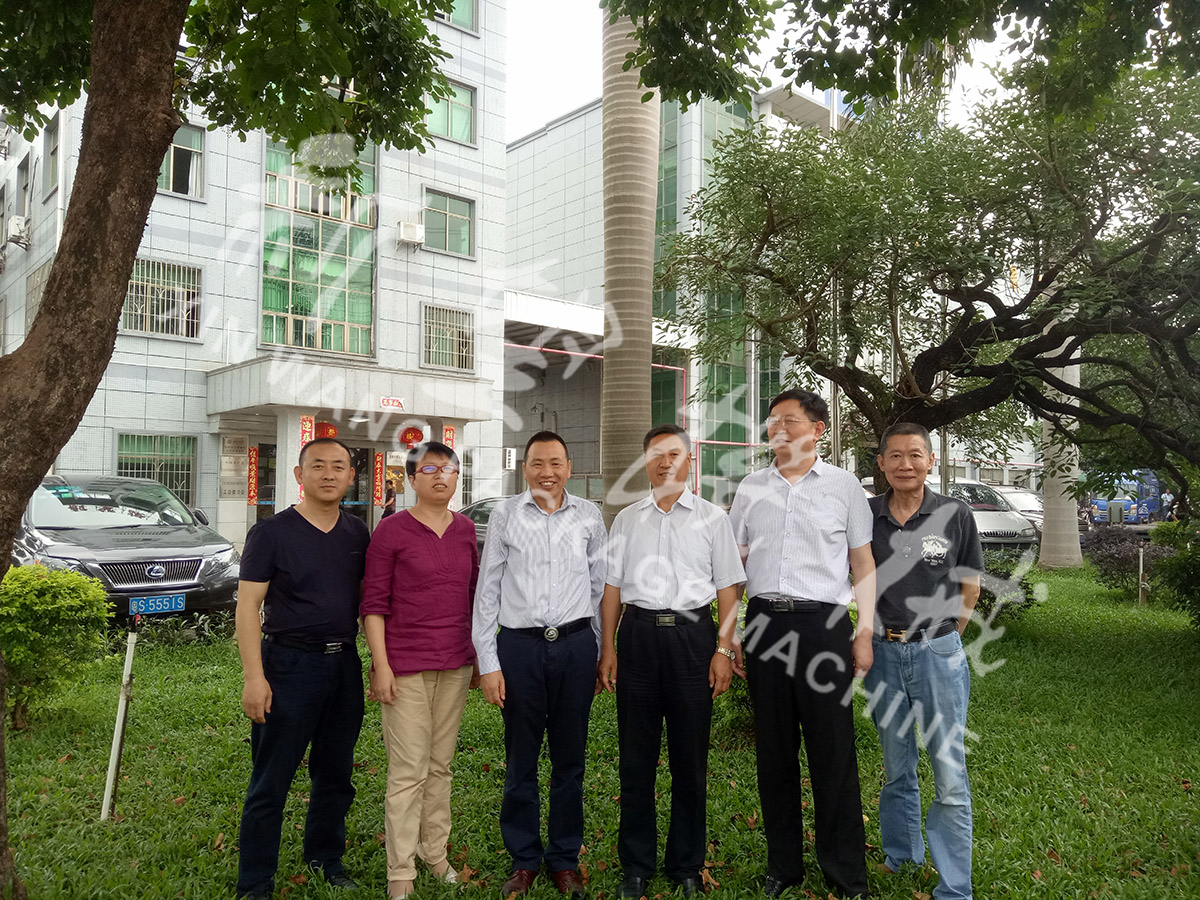 總裝備部劉思剛少將、新華社李建琦博士一行蒞臨新望公司考察指導(dǎo)