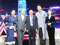 新望董事長(zhǎng)羅永輝與著名歌星劉尊老師、汪正正老師、郭津彤老師、主持人雅琪在北京電視臺(tái)錄制節(jié)目現(xiàn)場(chǎng)親切合影